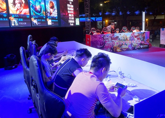 Ruler ： 霞这个英雄可能我来使用和别的选手不太一样吧